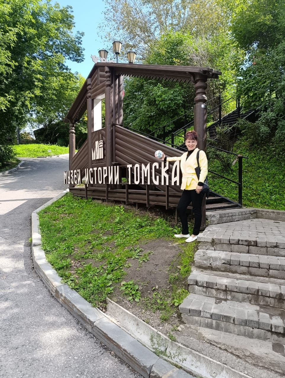 Ольга Конькова — НейроАтом у музея, Томск