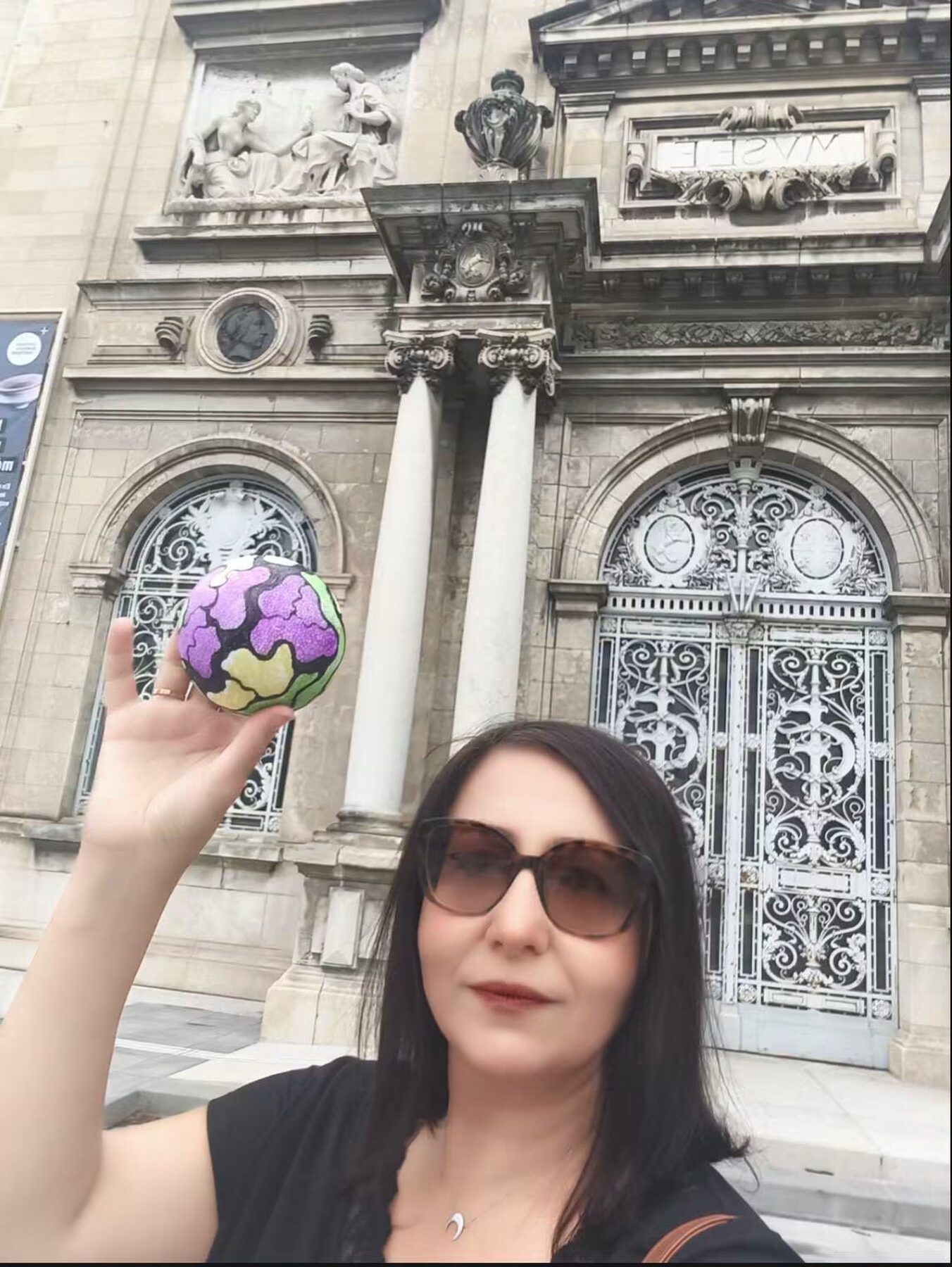 Sophie-Aikui — НейроАтом у музея, Clermont Ferrand