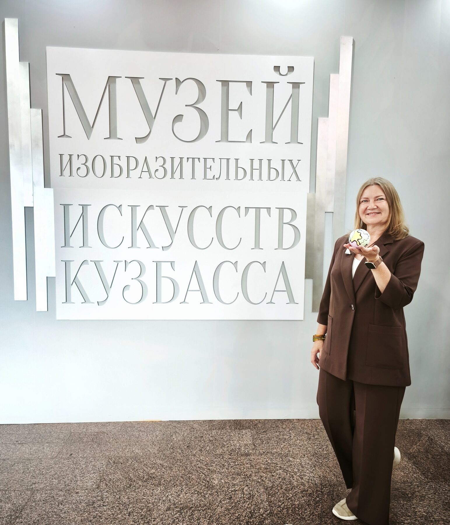 Елена Бартенкова — НейроАтом у музея, Кемерово