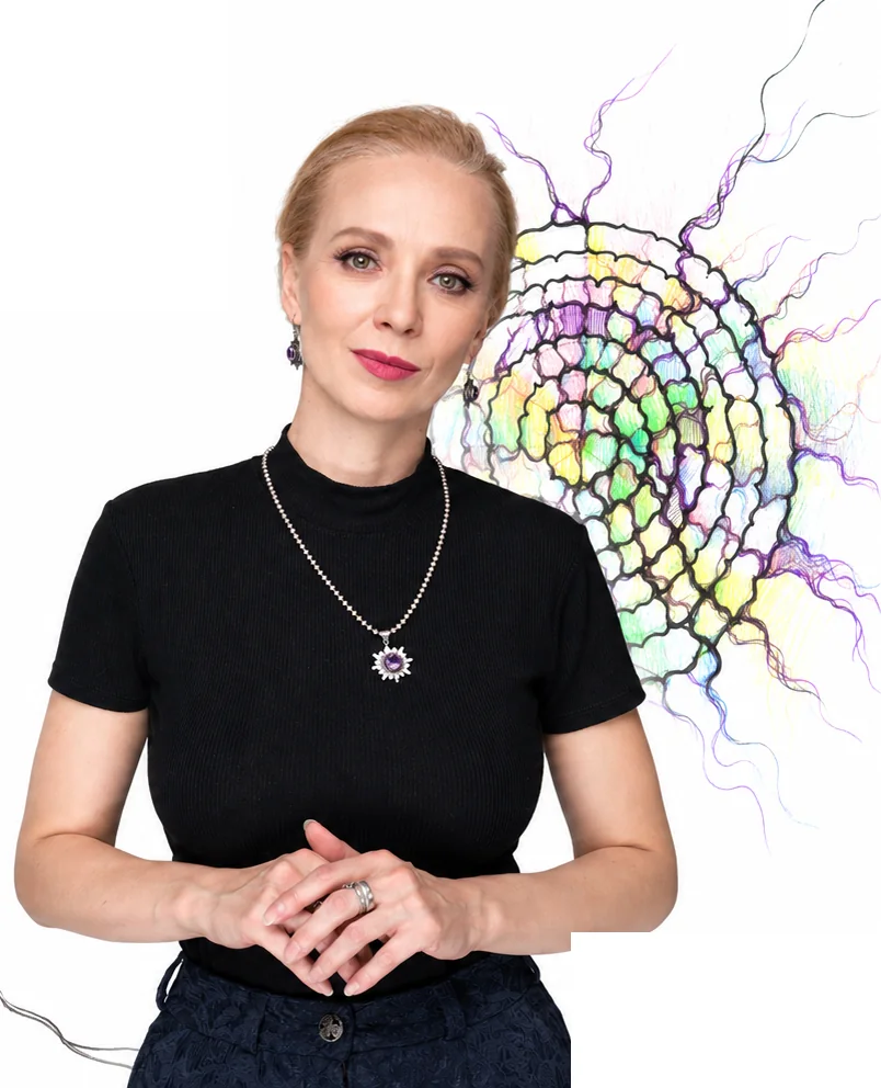 Лариса Фатеева-Гронзик на фоне рисунка НейроГрафики